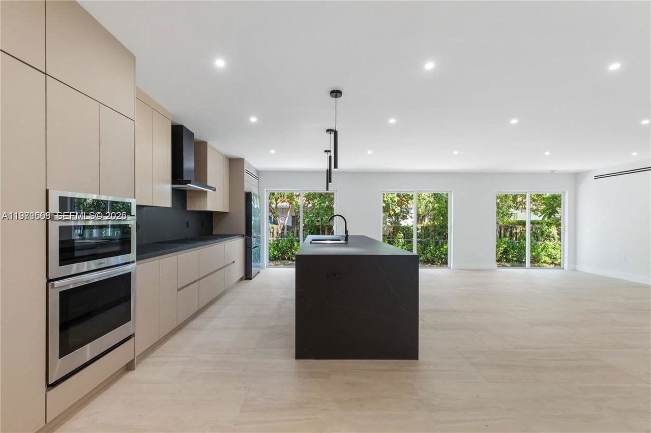 2251 Sw 28th St #SFH - Photo 2 of 8