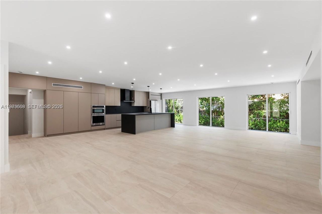 2251 Sw 28th St #SFH - Photo 4 of 8