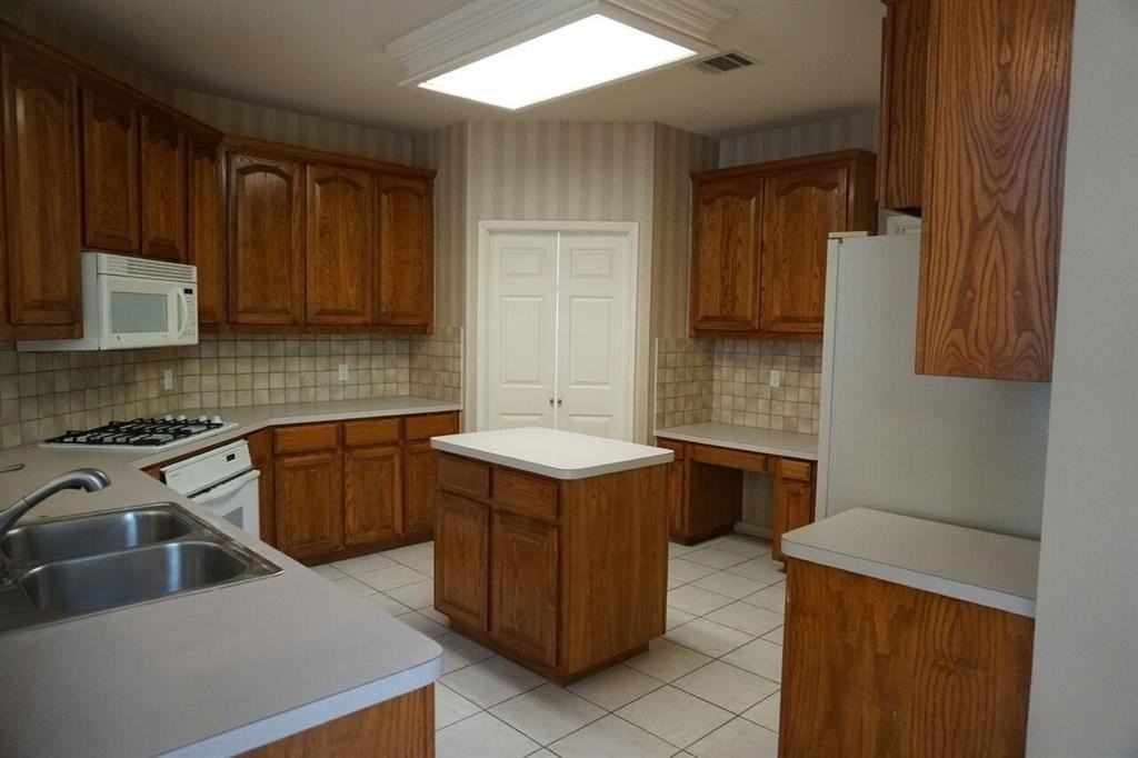 3029 Golden Gate Dr - Photo 5 of 25