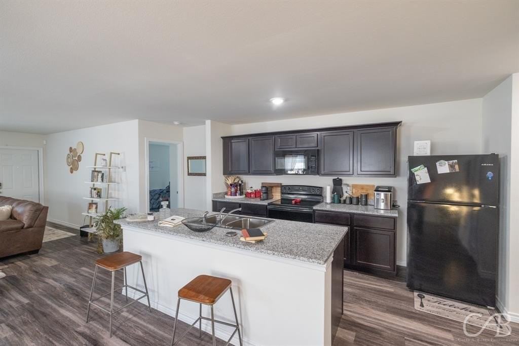 7910 Vineyard Dr - Photo 4 of 26