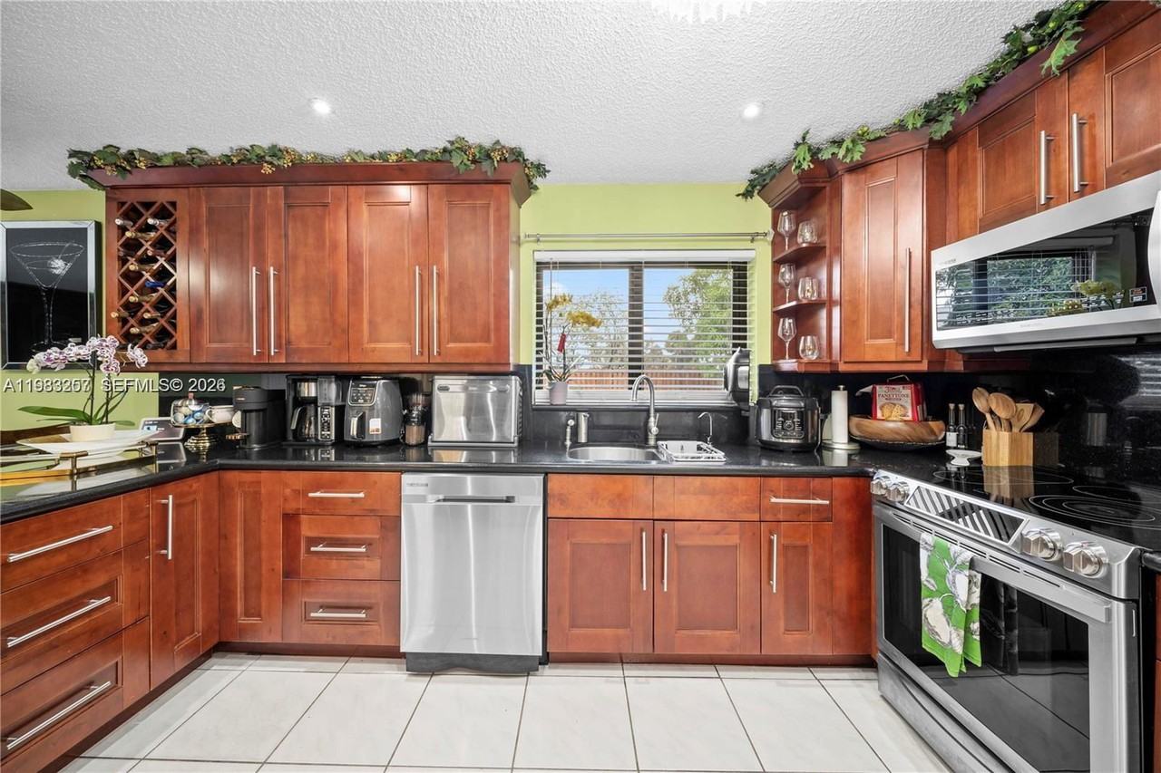 2481 Riverdale Dr N - Photo 2 of 8