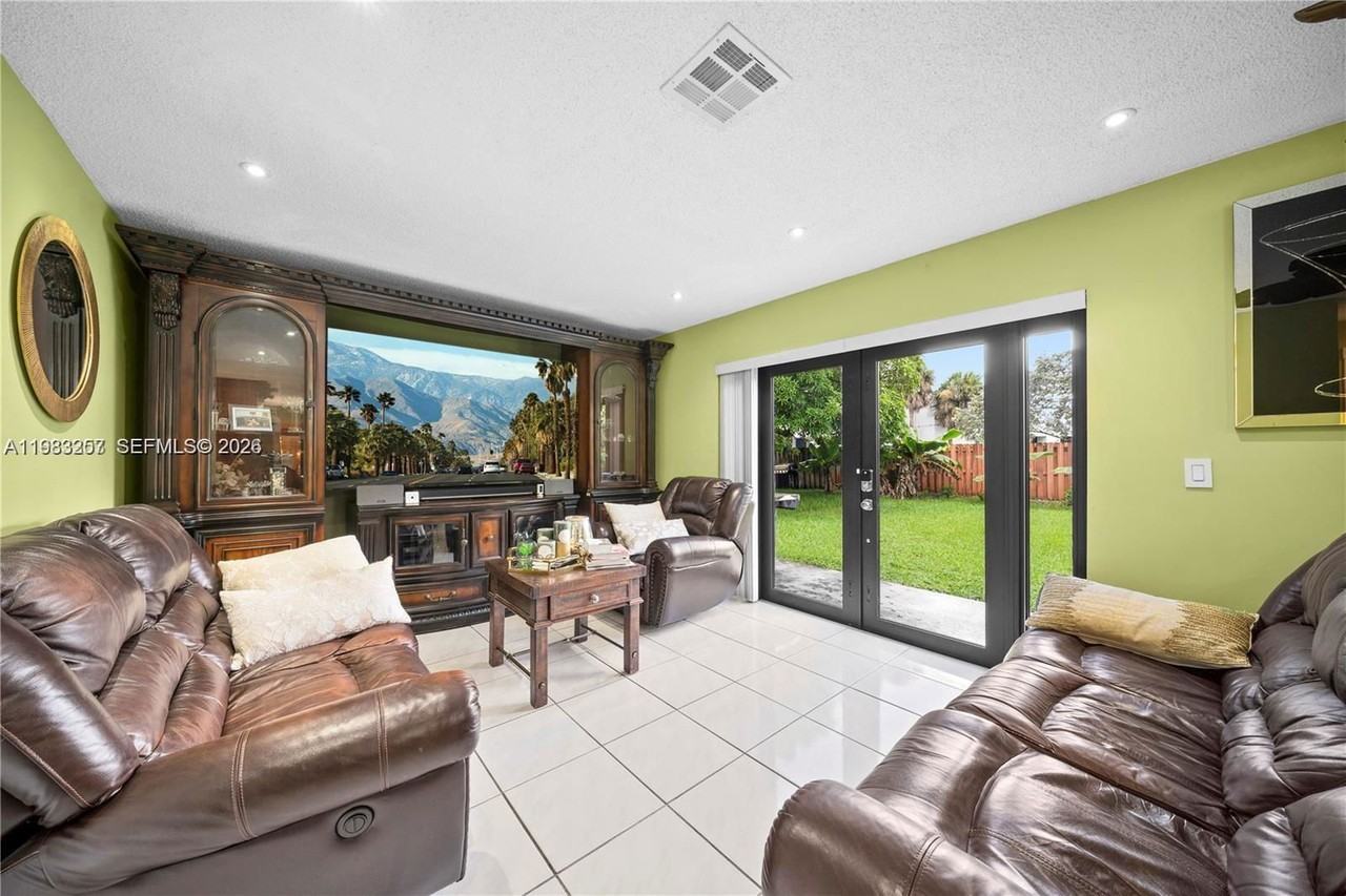 2481 Riverdale Dr N - Photo 3 of 8