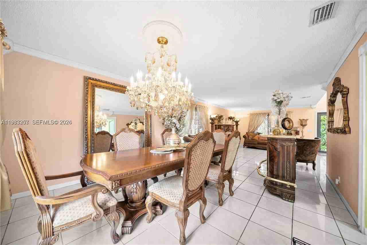 2481 Riverdale Dr N - Photo 4 of 8