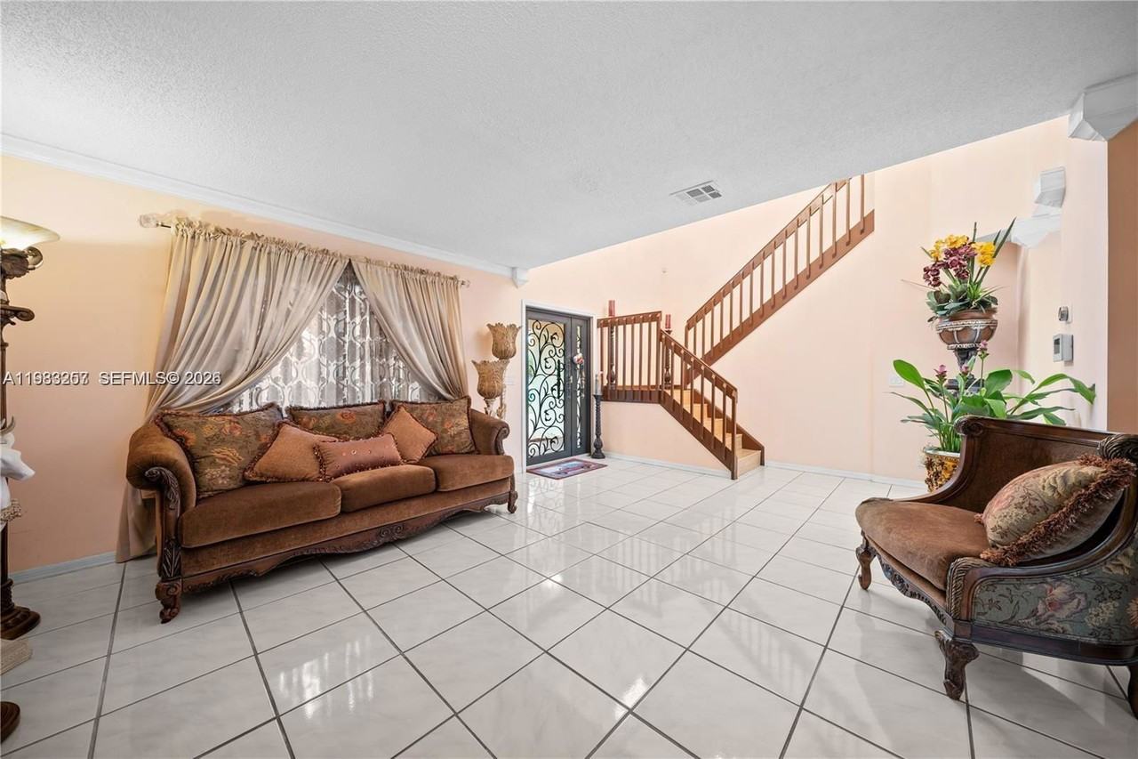 2481 Riverdale Dr N - Photo 5 of 8