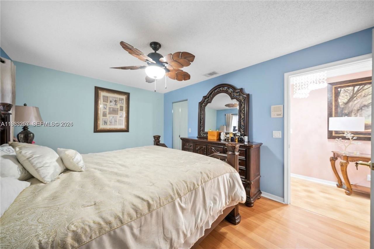 2481 Riverdale Dr N - Photo 6 of 8