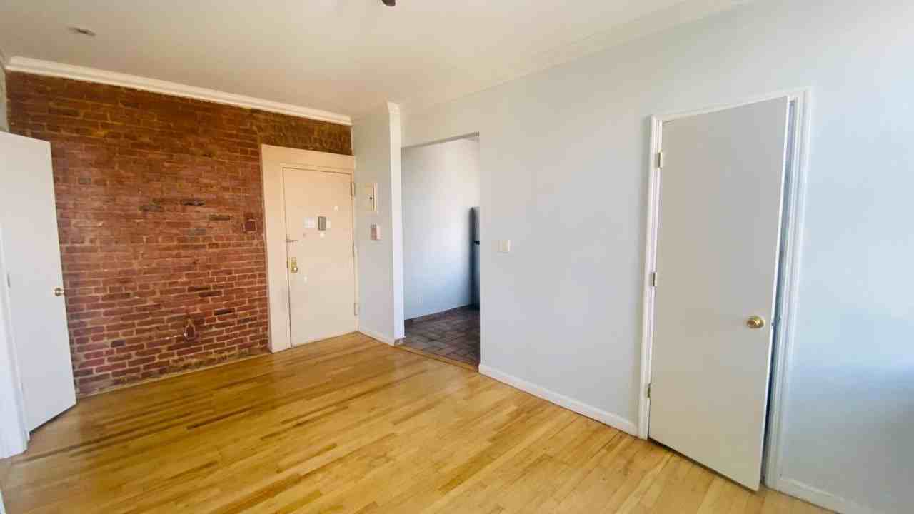 36th Ave & Steinway - Photo 4 of 11