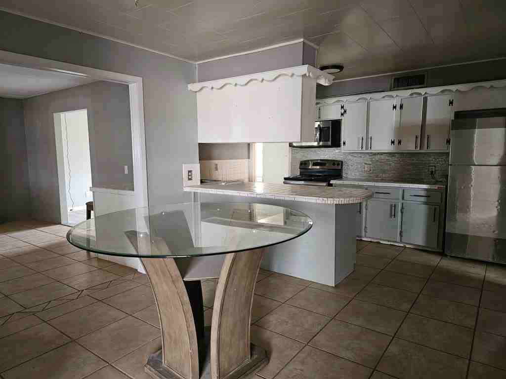 601 Nw 12th Pl - Photo 5 of 15