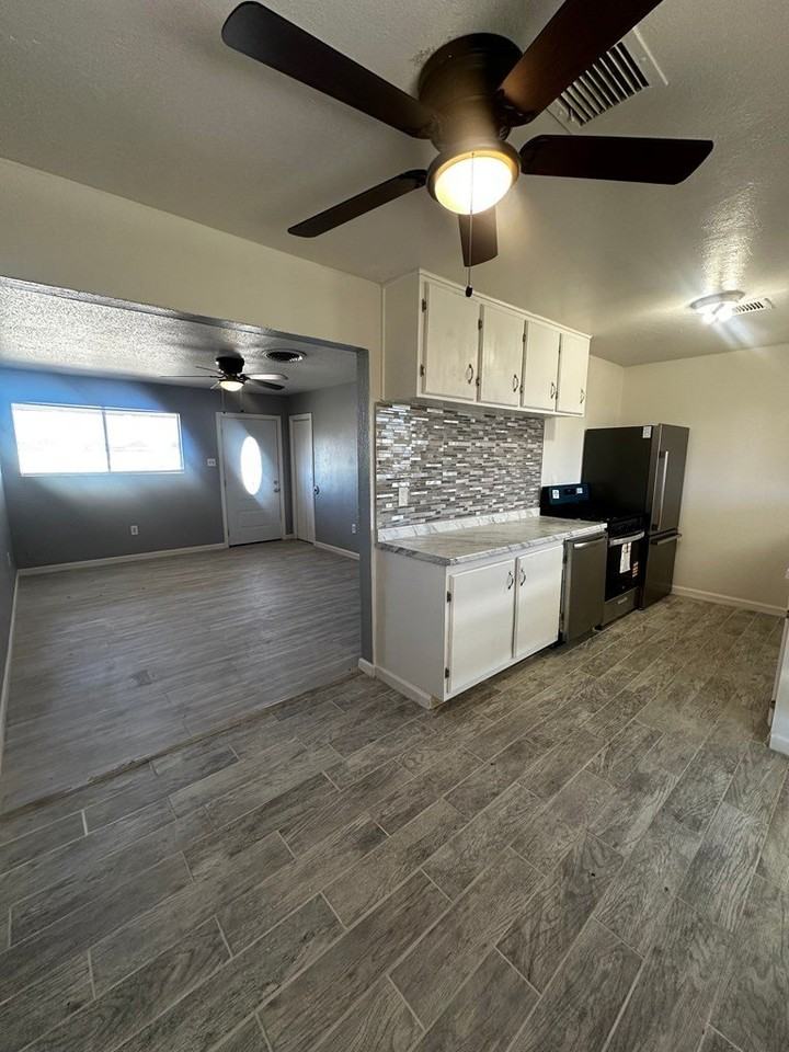 2206 Lyndale Dr - Photo 4 of 12