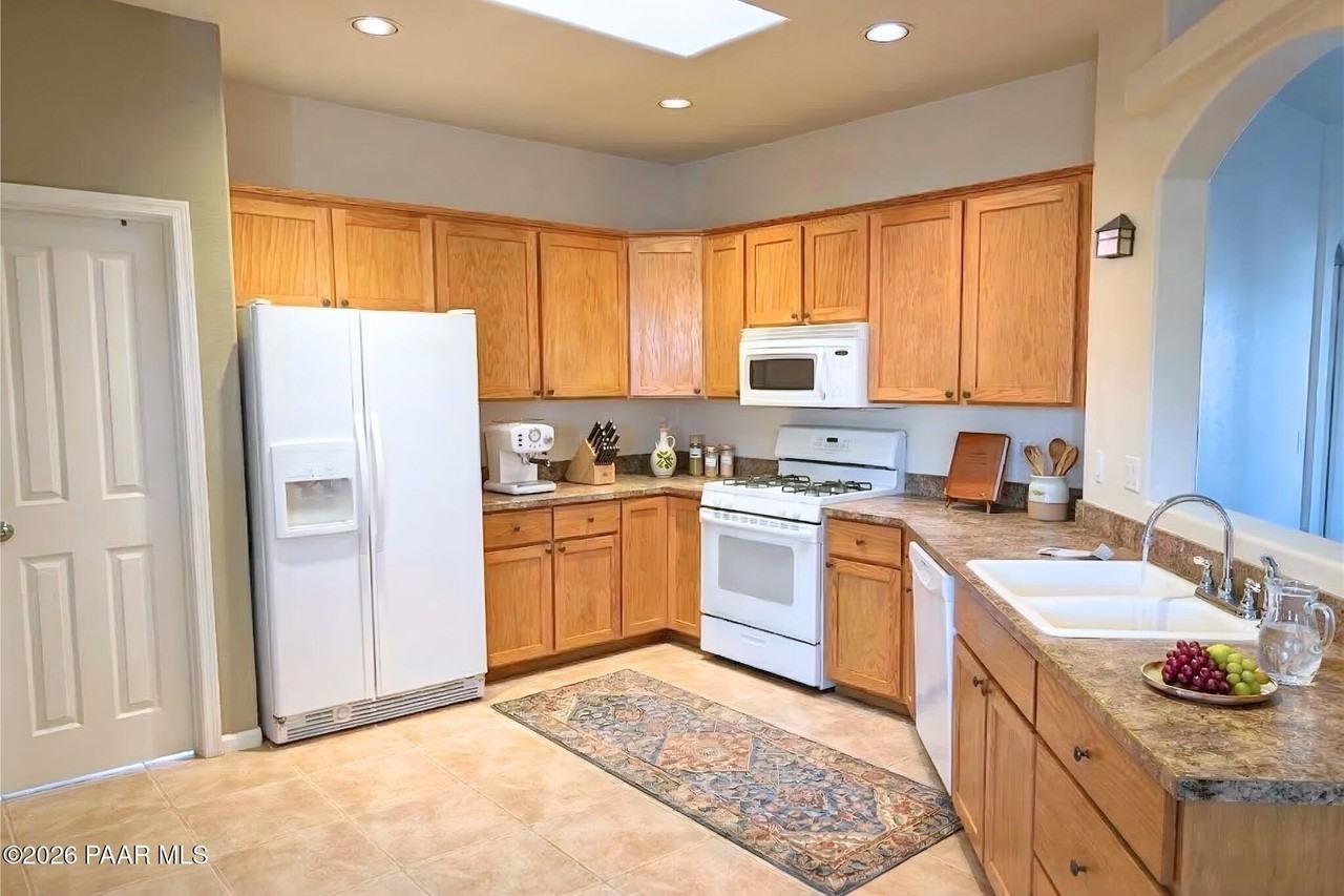 988 Louie St - Photo 2 of 14