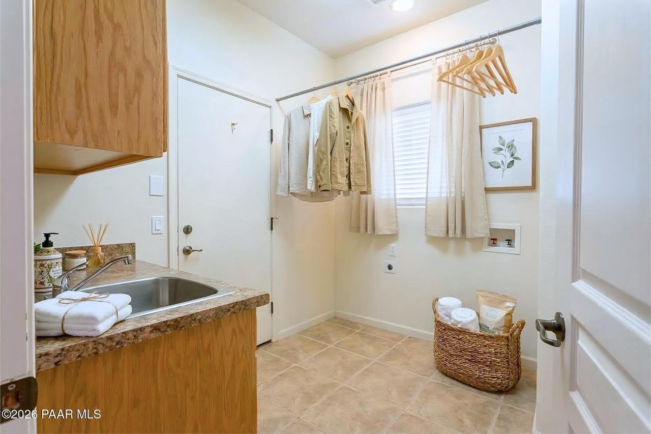 988 Louie St - Photo 6 of 14