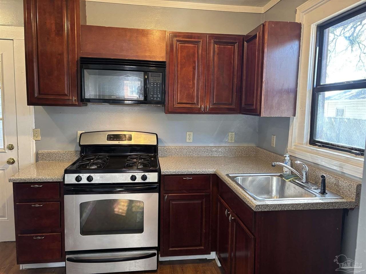 1717 W Government St - Photo 6 of 13