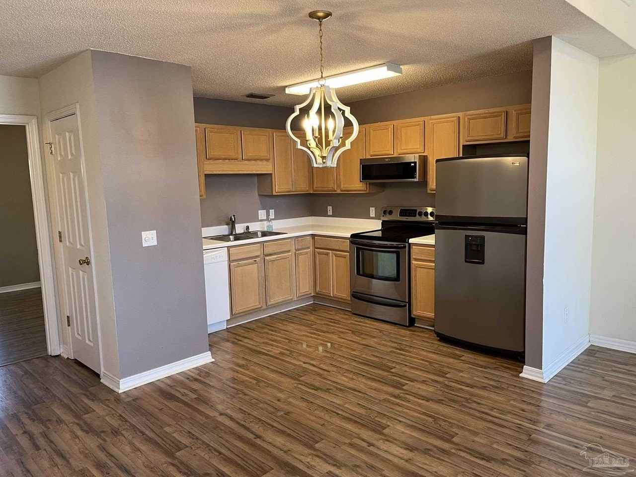 1348 Redwood Ln - Photo 3 of 28