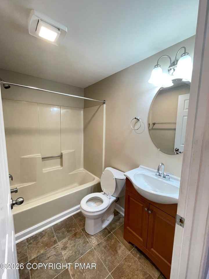 339 Race St Apt C6 - Photo 2 of 9