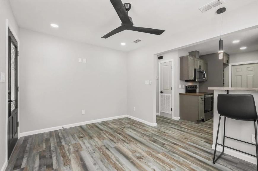 2901 Baltic Ave - Photo 4 of 10