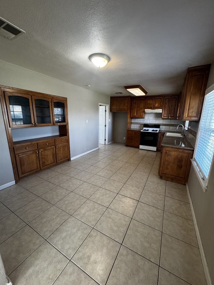 1701 Belmont St #1 - Photo 3 of 10