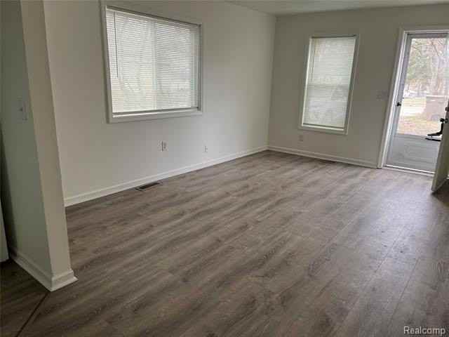 438 Kenilworth Ave - Photo 3 of 18