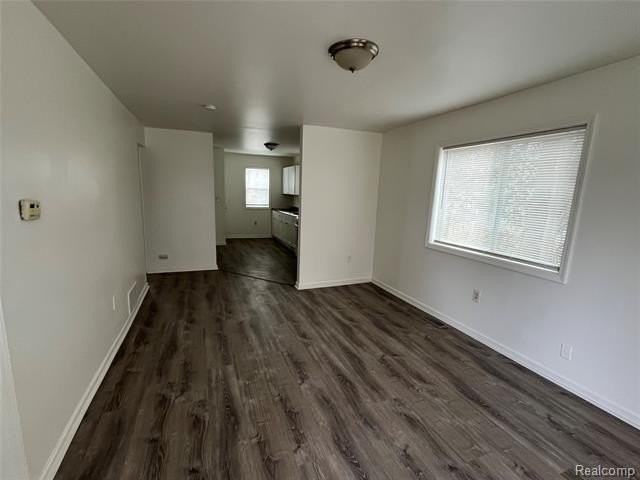 438 Kenilworth Ave - Photo 7 of 18