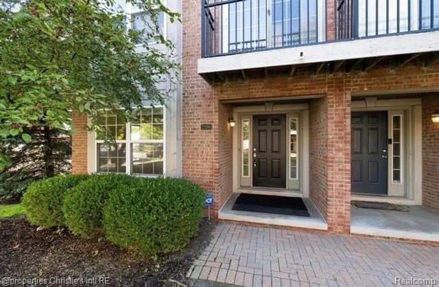 22089 Parkview Dr - Photo 2 of 11