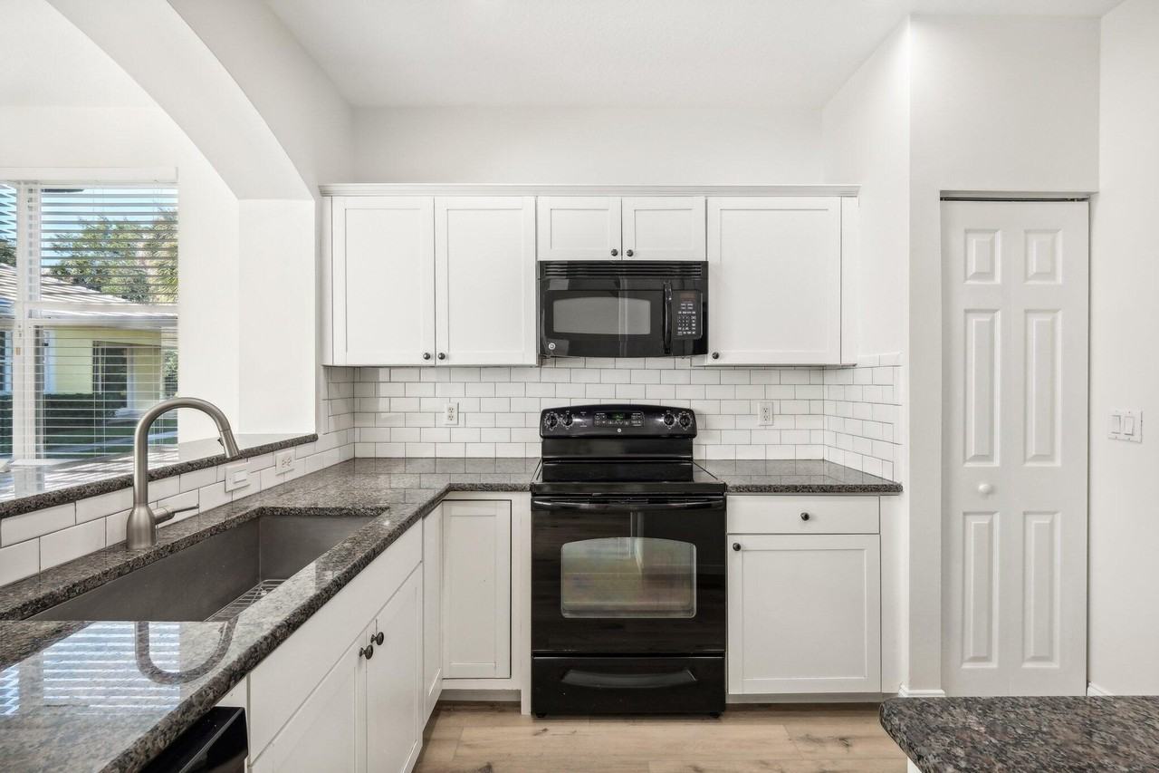 4963 Grinnell St - Photo 6 of 48