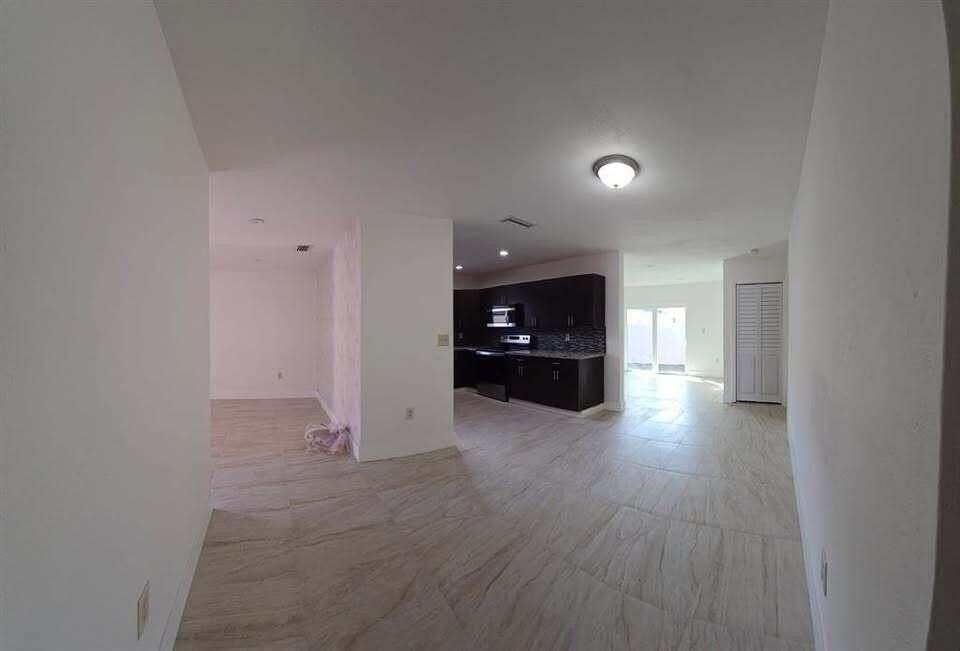 2728 Sw 5th St - Photo 5 of 14