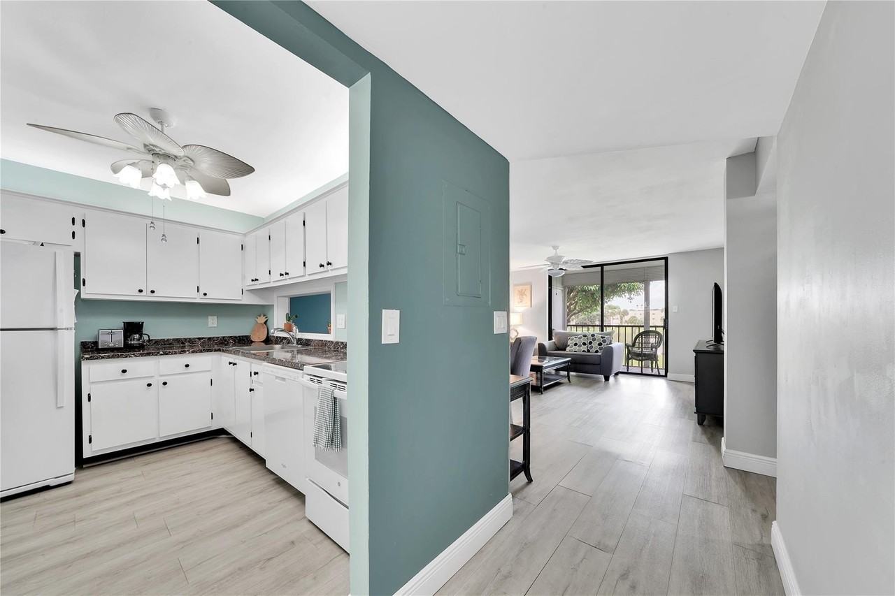 5250 Las Verdes Cir #212 - Photo 4 of 34