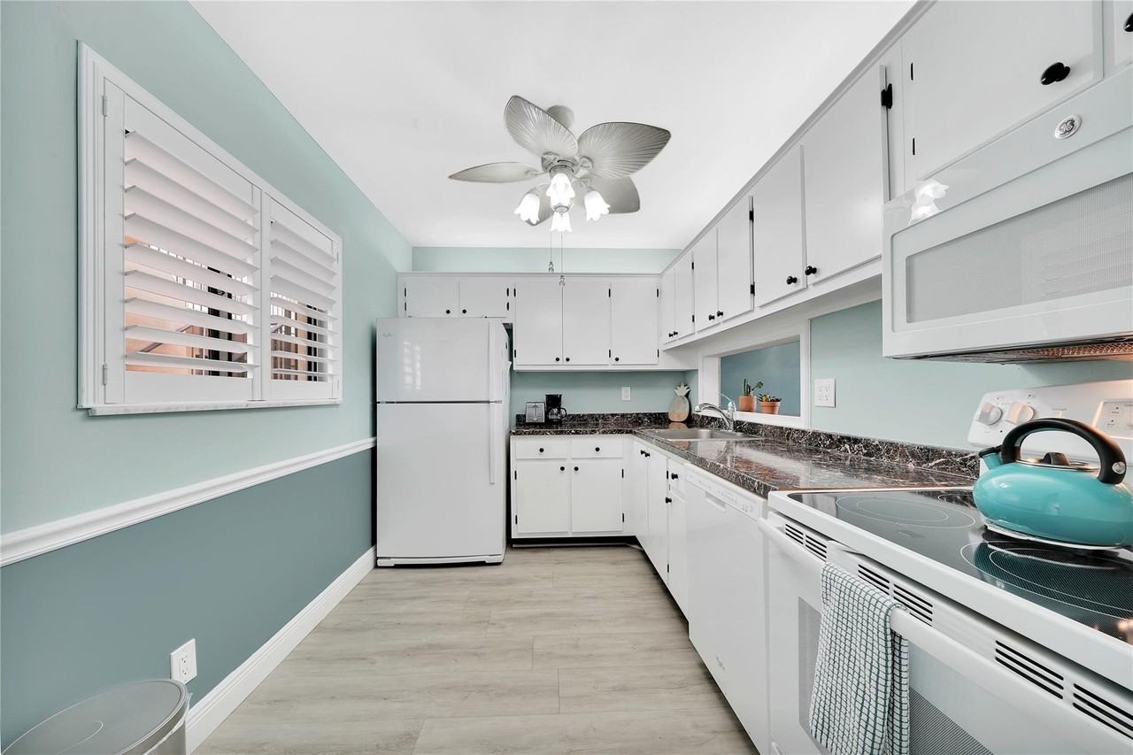 5250 Las Verdes Cir #212 - Photo 5 of 34