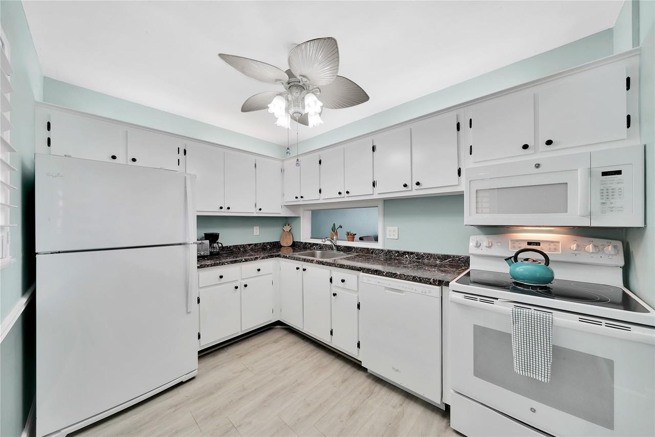 5250 Las Verdes Cir #212 - Photo 6 of 34
