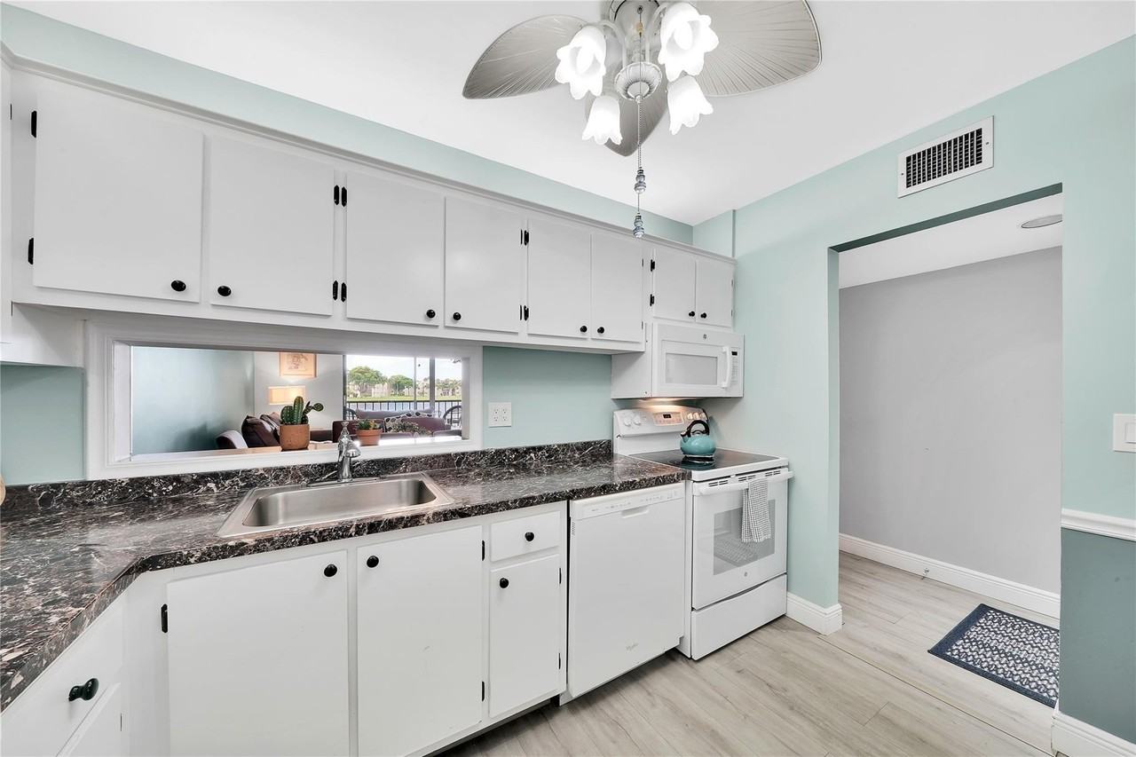 5250 Las Verdes Cir #212 - Photo 7 of 34