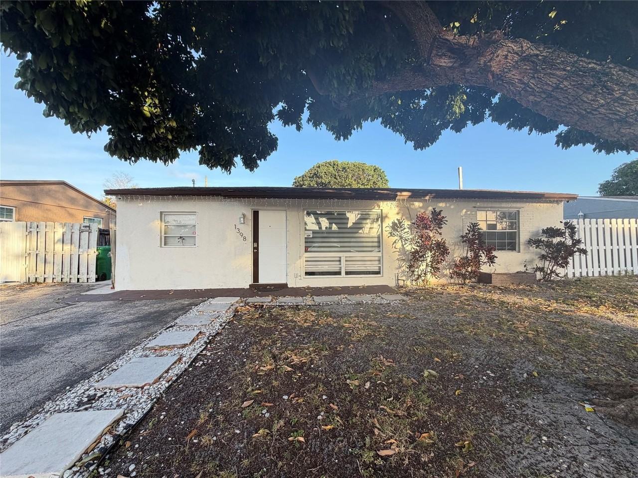 1398 Sw 47th Ter - Photo 2 of 13