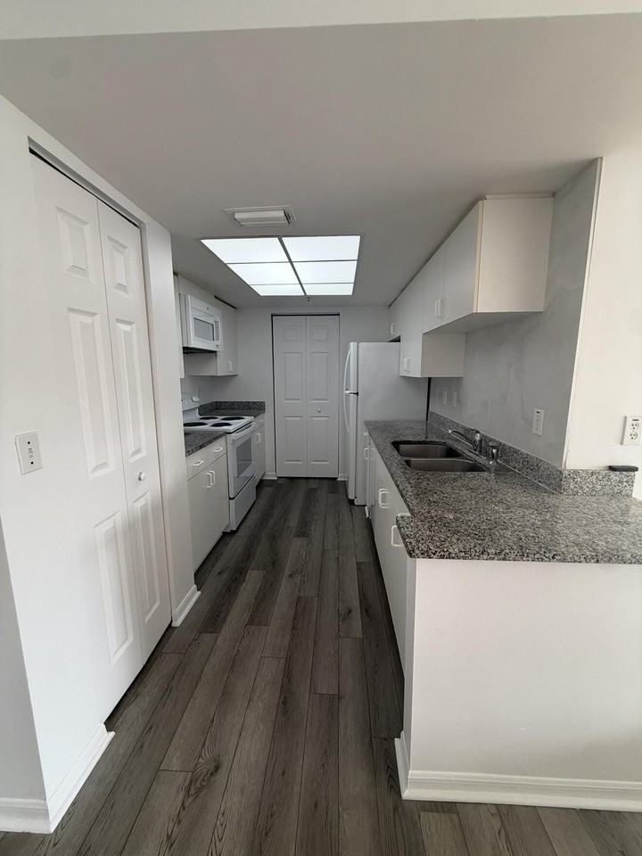 100 Crestwood Ct N Apt 111 - Photo 5 of 19