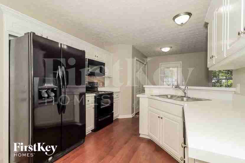 459 Fernwood Cir - Photo 5 of 15