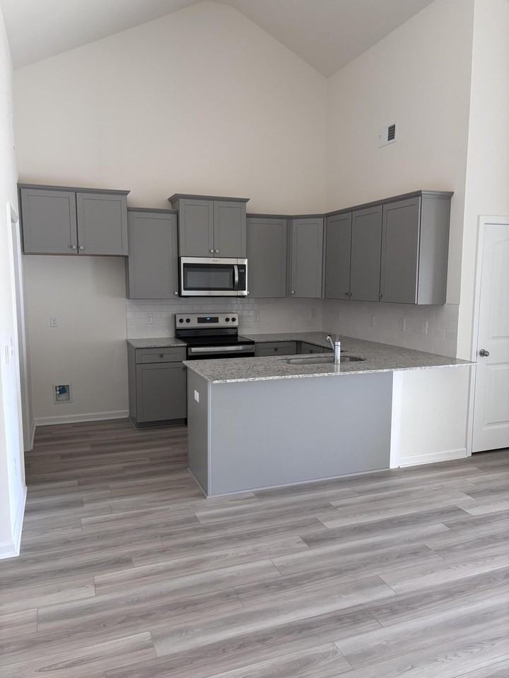 332 Acorn St - Photo 5 of 12