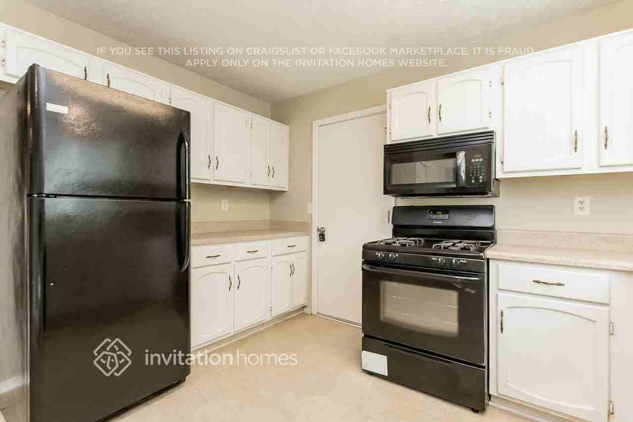 11175 Bramshill Dr - Photo 3 of 13