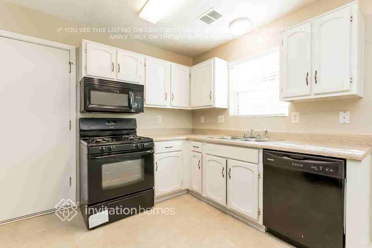 11175 Bramshill Dr - Photo 4 of 13