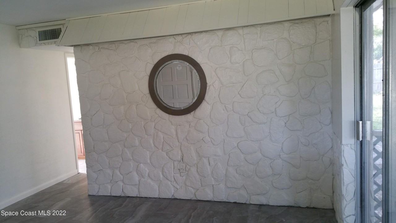 1888 Glenwood Dr - Photo 5 of 9