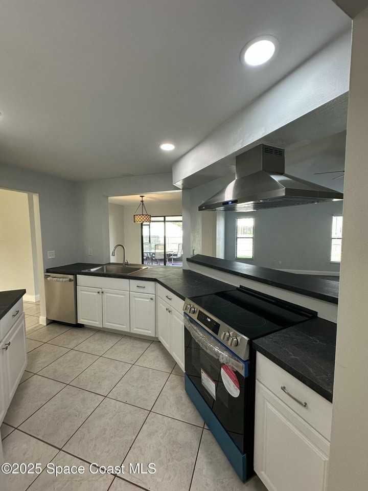 1573 Jasper Ave Nw - Photo 7 of 40