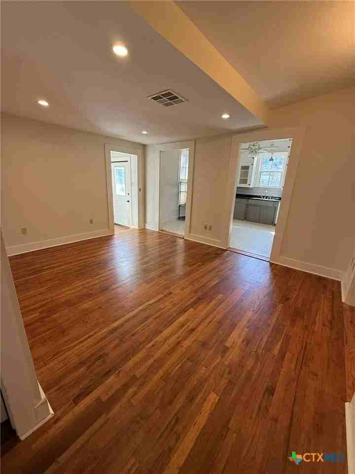 619 E Donegan St - Photo 4 of 18