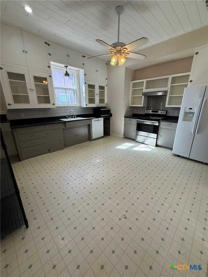 619 E Donegan St - Photo 5 of 18