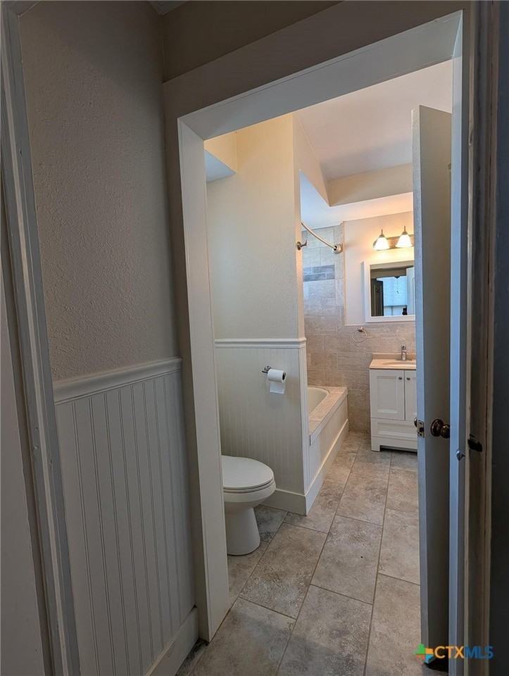 619 E Donegan St - Photo 6 of 18