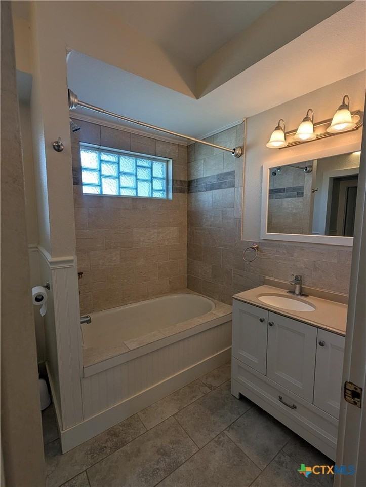 619 E Donegan St - Photo 7 of 18