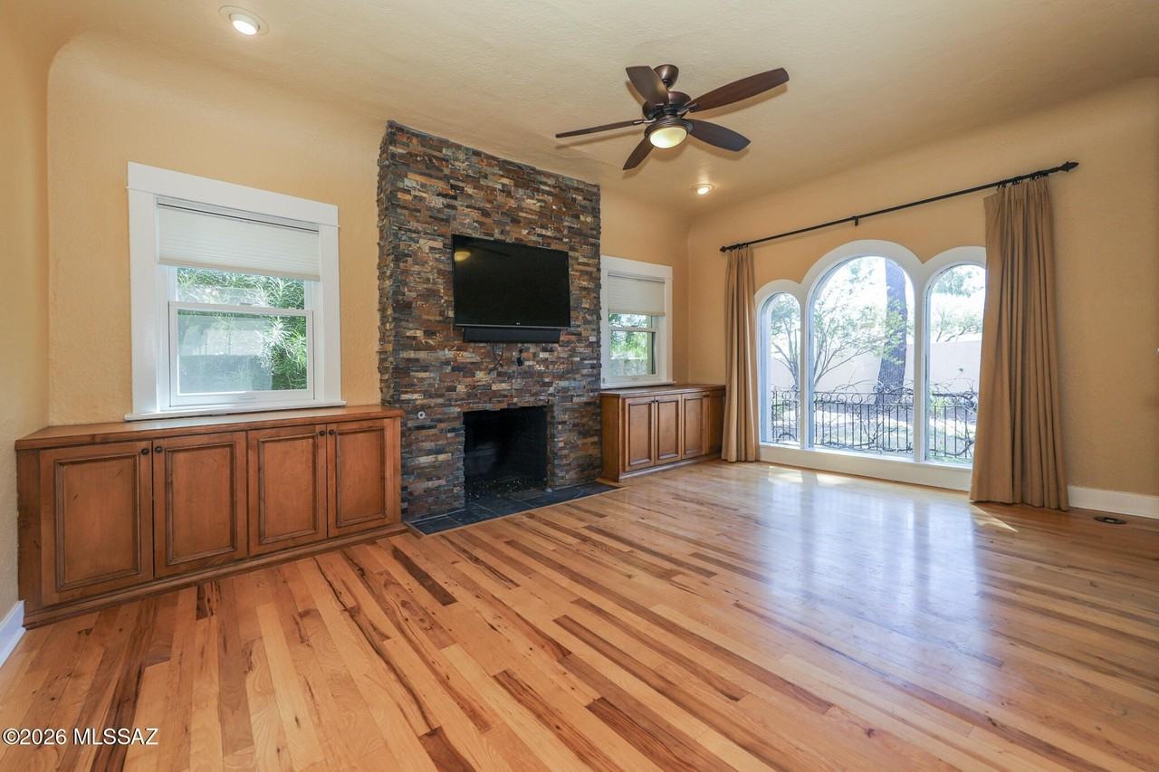 2221 E 1st St - Photo 3 of 33