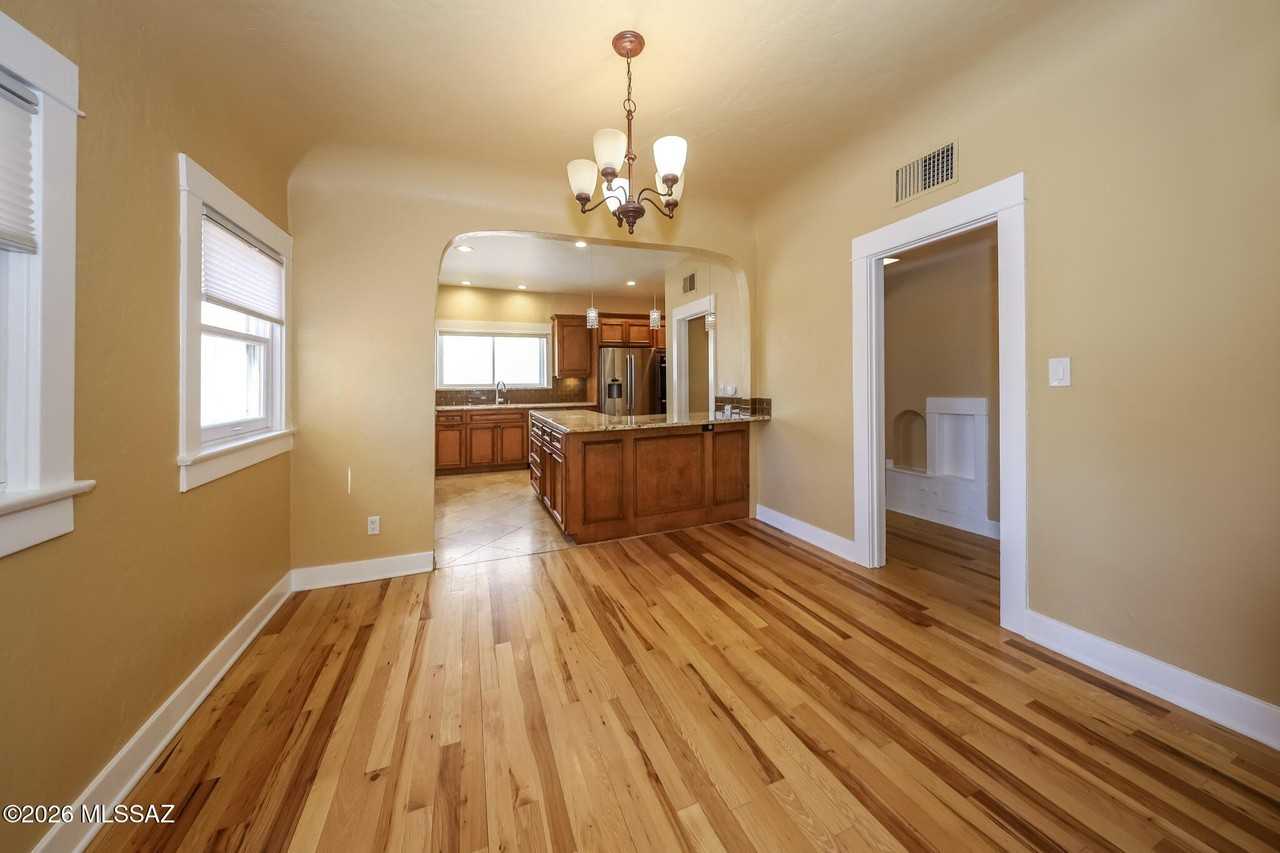 2221 E 1st St - Photo 4 of 33