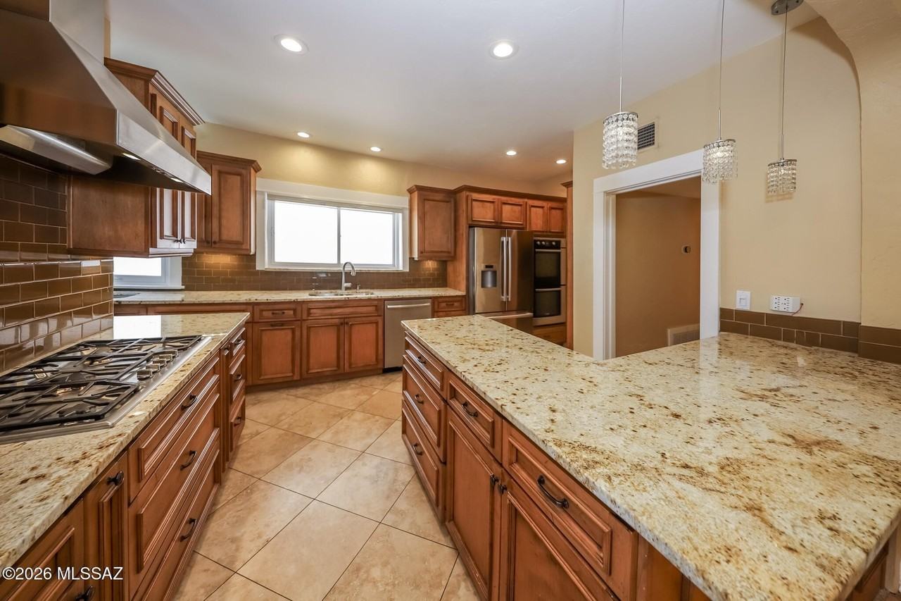 2221 E 1st St - Photo 6 of 33