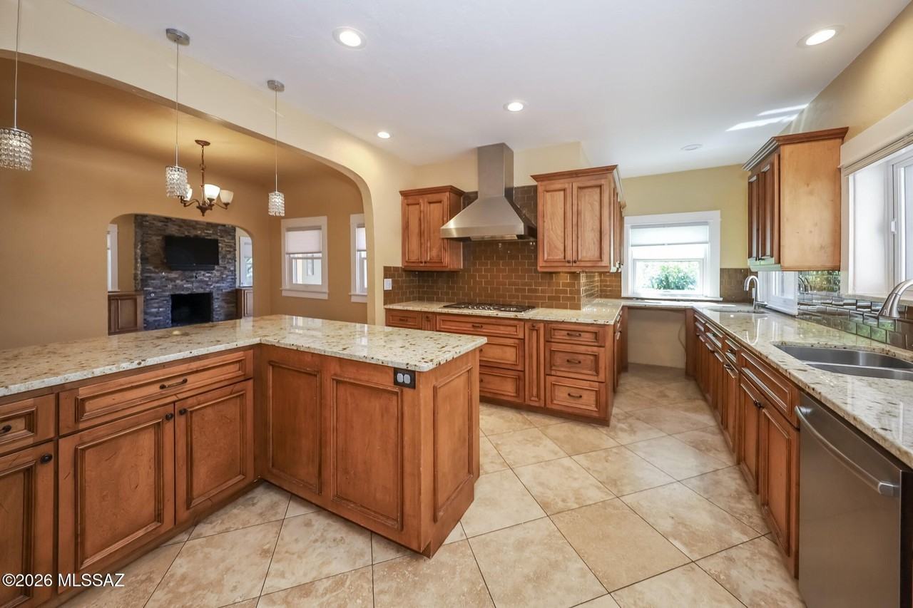 2221 E 1st St - Photo 7 of 33