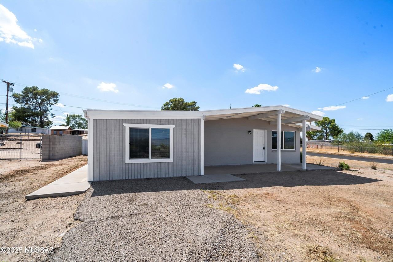 202 S Avenue C - Photo 2 of 29