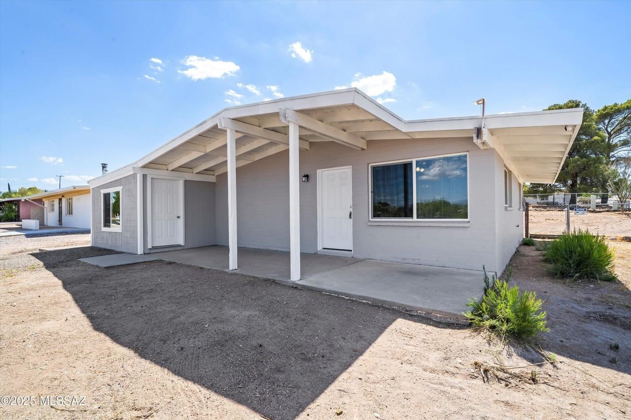 202 S Avenue C - Photo 3 of 29