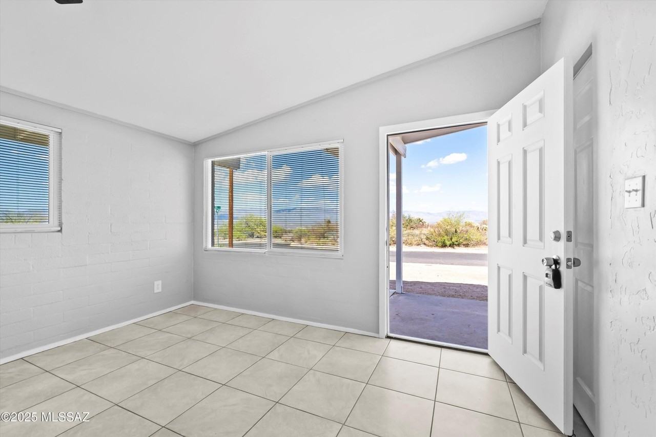 202 S Avenue C - Photo 4 of 29