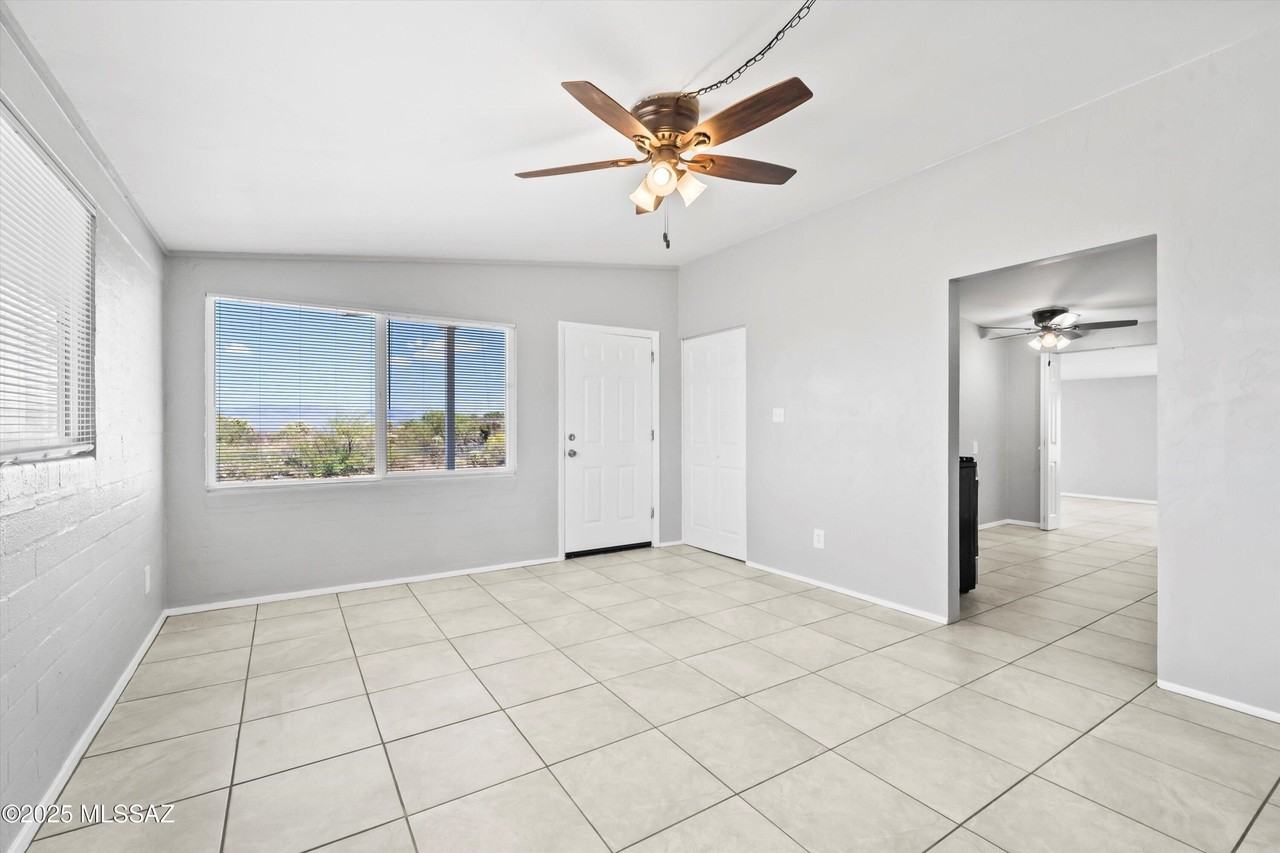 202 S Avenue C - Photo 5 of 29