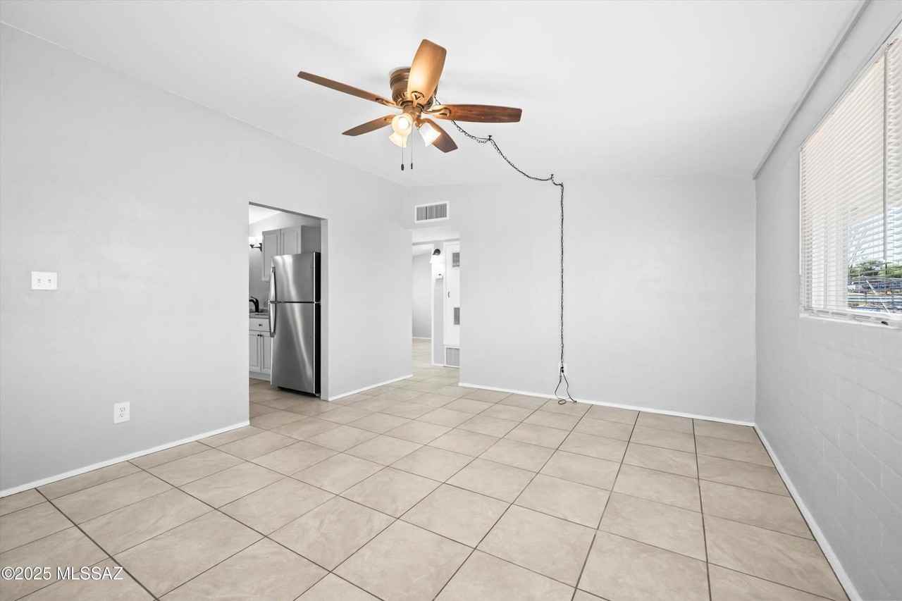 202 S Avenue C - Photo 6 of 29