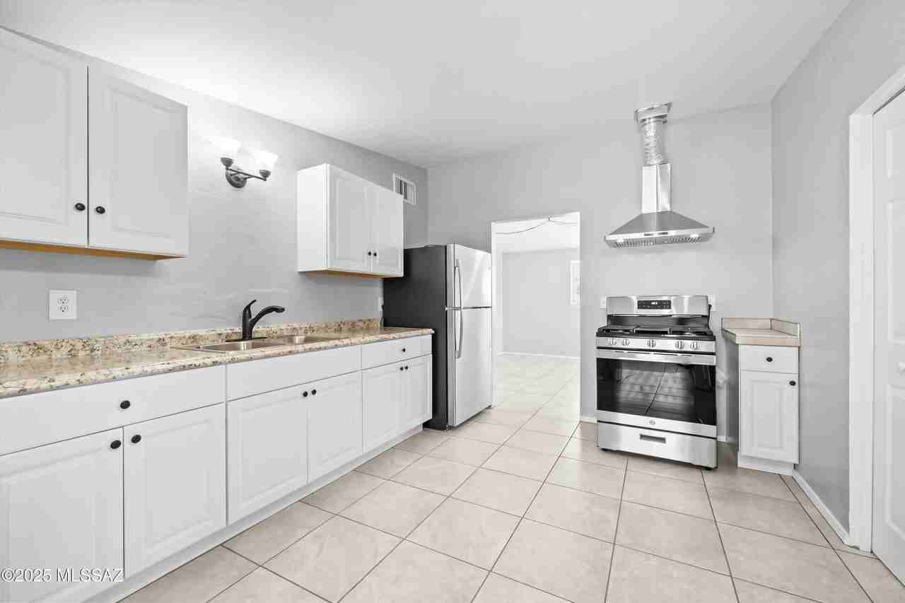 202 S Avenue C - Photo 7 of 29